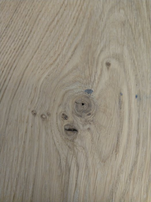 Närbild av en väl fogad trätoppskiva med synlig ådring och kvistdetaljer.