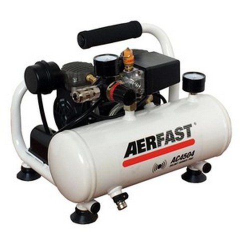 En AERFAST AC4504 kompressor i litet format med vit tank och svarta detaljer för användning i hemmabygge.