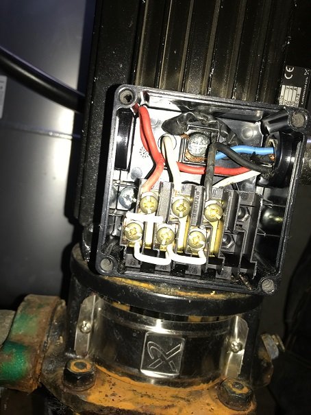 Öppen elektrisk motor med synliga anslutningar och ledningar, utan synliga brännskador.