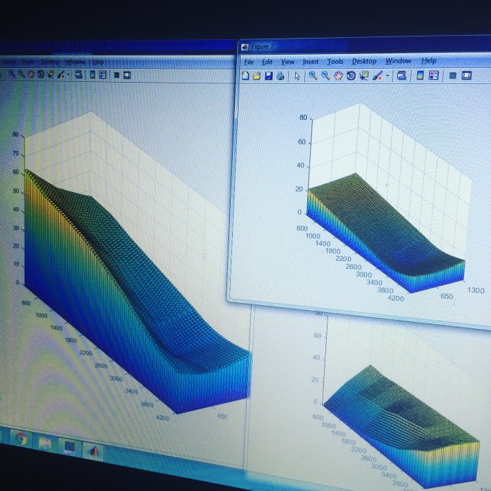 3D-plottar på datorskärm som visar nivåjusteringar i bjälklaget för ett badrumsprojekt.