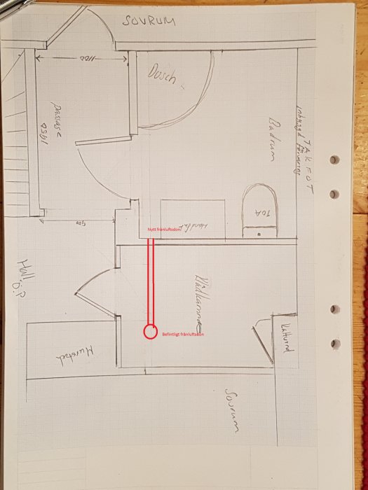 Handritad planlösning av ett hem med markerade frånluftsdon och planerad dragning av ventilation.