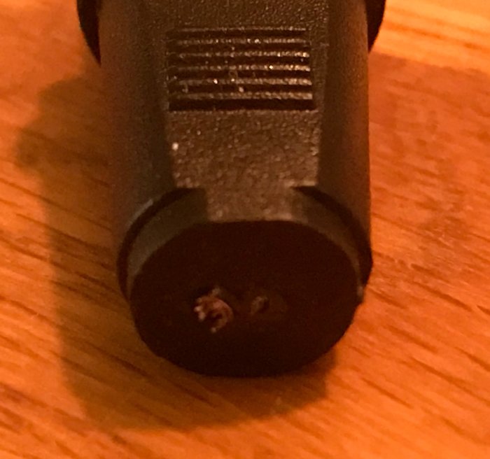 Närbild på en elektronisk enhet med en synlig kontakt och oidentifierade kontaktpunkter.