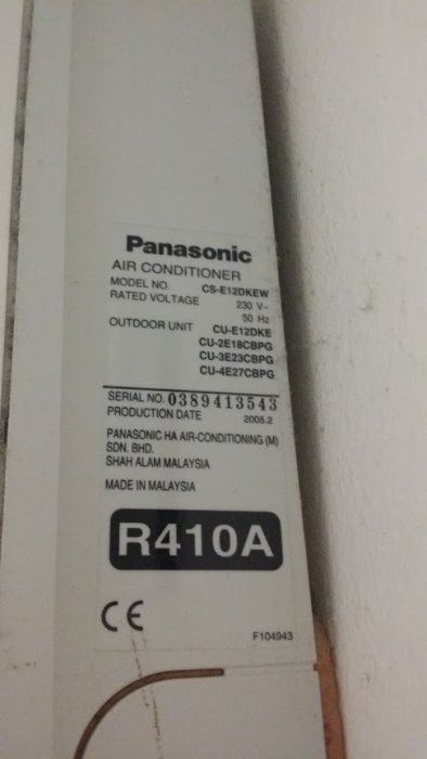 Bild på märkskylt för en Panasonic luftkonditioneringsenhet, modell och tekniska detaljer synliga.