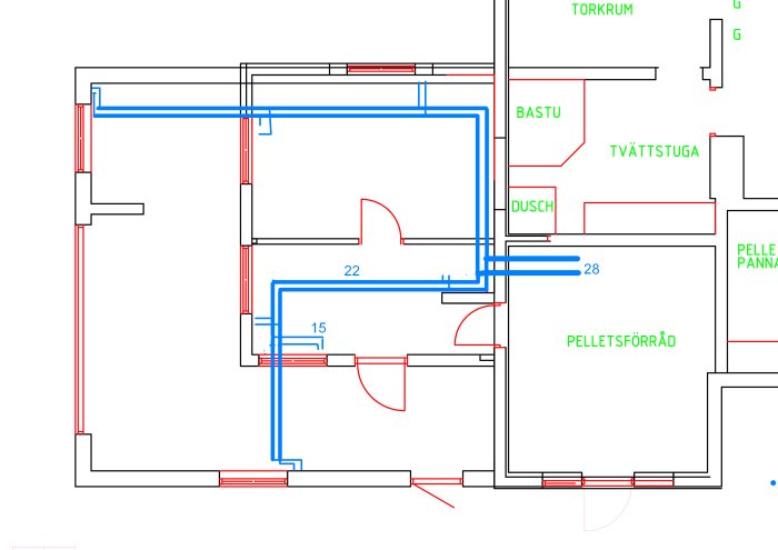 Schematisk ritning av värmerörsdragning i en byggnad med markerade mått och beteckningar för rum som bastu, dusch, och pelletsförråd.