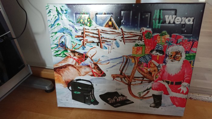 Adventskalender med verktygstema som visar tomten, renar och öppnade luckor med verktyg.