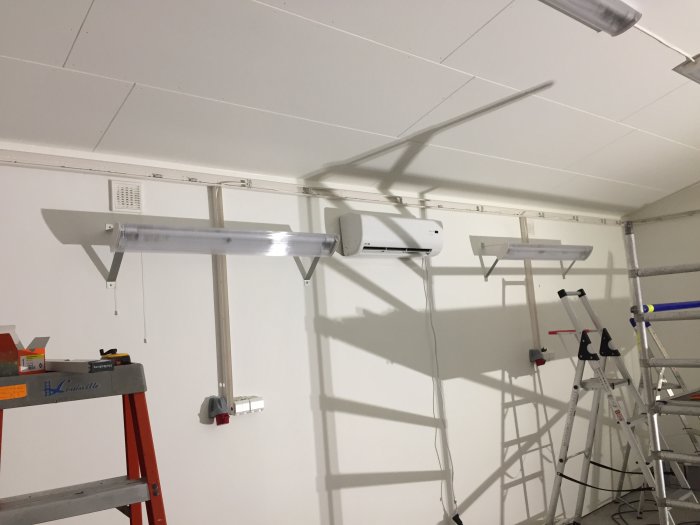 Tak med elskenssystem, belysningsarmaturer och stege i ett renoveringsprojekt.