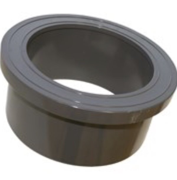 Plastgenomföring med fläns/stos för limning, avskuren och klar att användas.