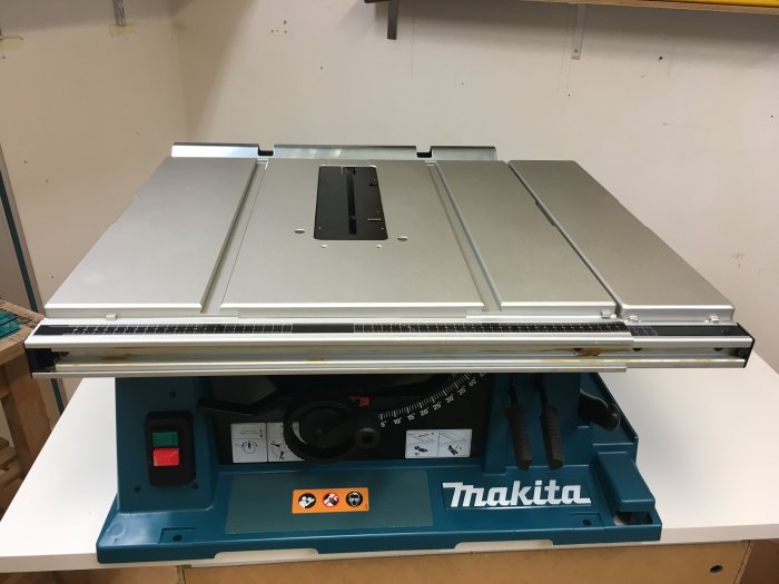 Ny Makita bordsåg uppackad på arbetsbänk, redo för användning efter Black Friday-leverans.