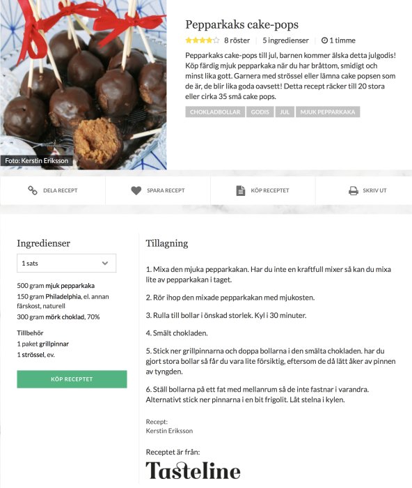 Pepparkaks cake-pops doppade i mörk choklad på grillpinnar mot blåvitt mönstrad bakgrund.