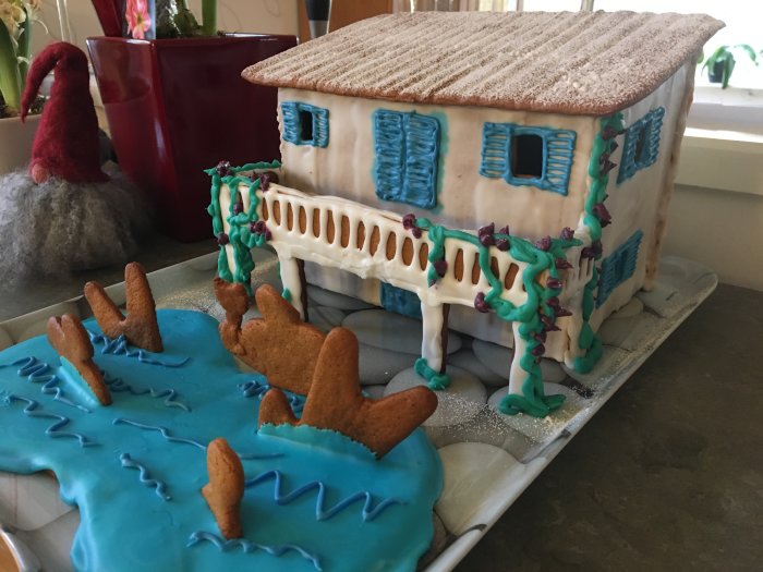 Pepparkakshus med medelhavsinspirerad design och blå detaljer som påminner om en grekisk villa.