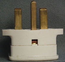 Brittisk BS 1363 stickpropp med tre stiften och säkring synlig genom kikhål.