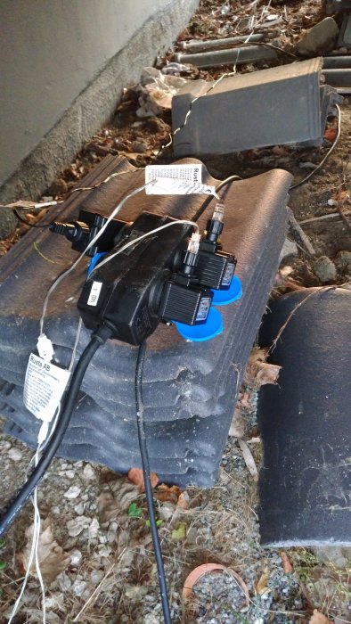 IP44-klassad grenuttag med gummitätade uttag används utomhus på en stenplatta.