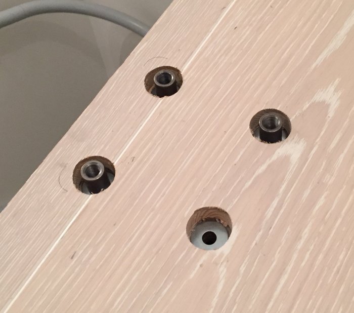 Puurrettujen reikien kautta näkyy putkiliittimet, jotka pitävät trägolvin paikoillaan sallien samalla liikkumisen.