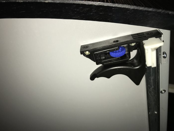 Handtag under en Svedbergs möbel, visar fästanordning och design.