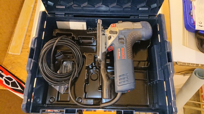 Bosch GST 135 sticksåg i en 18V-LI verktygsinsats med höjden under 200mm, synlig pigg.