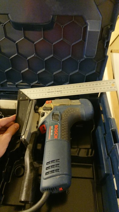 Bosch GST 135 sticksåg i 18V-LI insats låda med måttband visande höjden under 200mm.