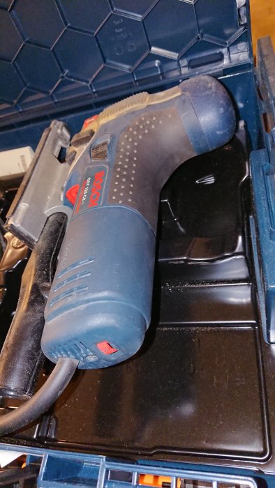 Bosch GST 135 sticksåg i 18V-LI verktygslåda visande höjden och piggen.