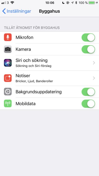 Skärmdump av smartphone-inställningar för appen Bygghus med aktiverade alternativ för mikrofon, kamera och mobildata.