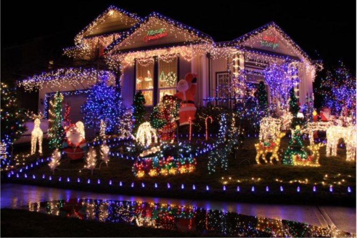 Hus dekorerat med färgglada julbelysningar, ljusslingor och uppblåsbara julsymboler.