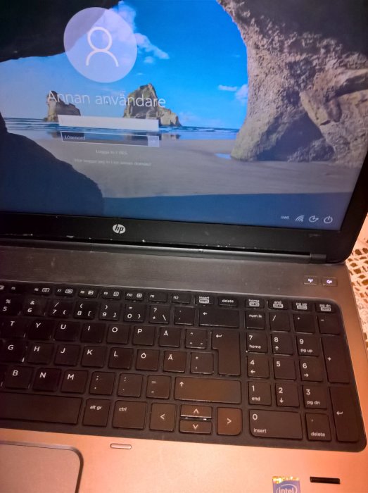 HP laptop med inloggningskärm, tangentbord synligt, och Intel märke.