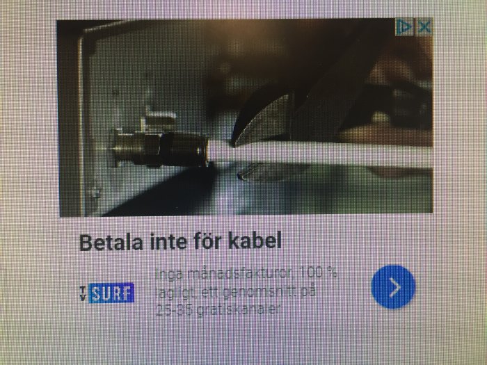 Reklambild för TVSURF med texten "Betala inte för kabel" och en person som installerar en antennkontakt.