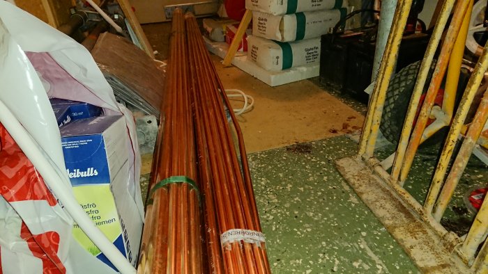 Buntar med kopparrör i ett rörigt förråd, används för bergvärmekonvertering.