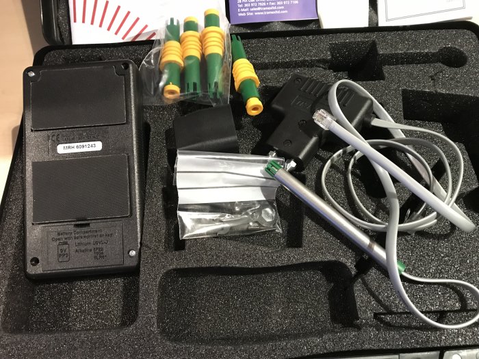 Oanvänt Tramex MRH fuktmätar-kit i fodral med olika tillbehör och två saknade skruvar för batteriluckan.