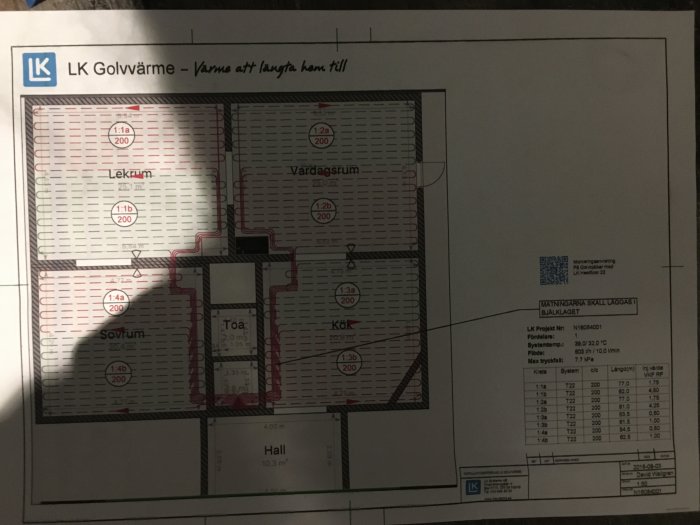 Golvvärmeschema från LK med utmärkta slingor för olika rum i en bostad.