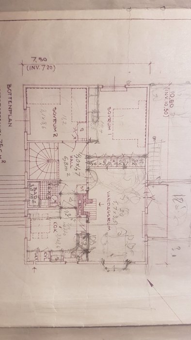 Sektionsritning av bottenplan för hus byggt 1958 med markerade ombyggnadsförslag, inklusive väggrivning.