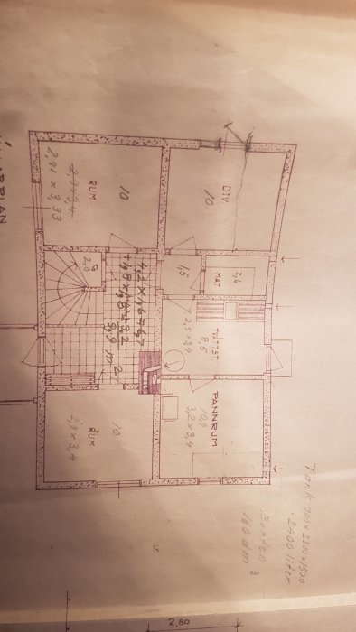 Sektionsritning av äldre hus med markerade ytor för utgrävning och planerade väggförändringar.