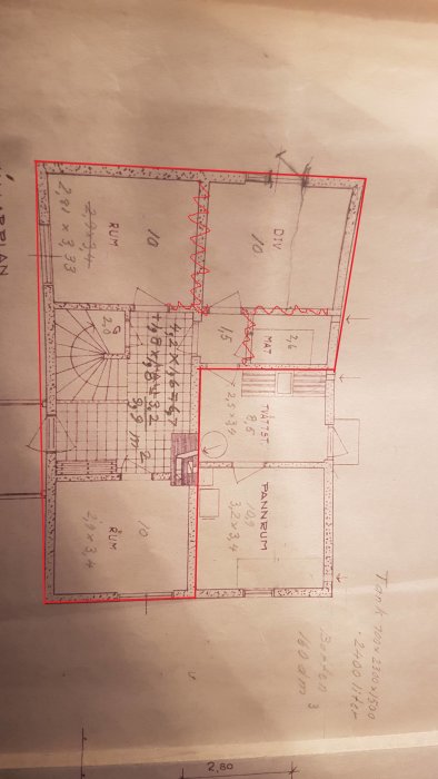 Sektionsritning av ett hus med markerade områden för renovering, inklusive planlösning och dimensioner.