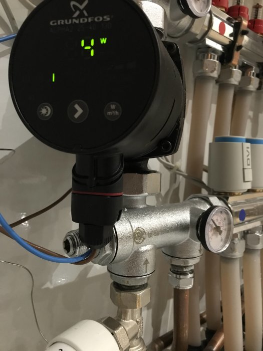 Värmesystem med Grundfos-cirkulationspump och ställskruv till vänster.
