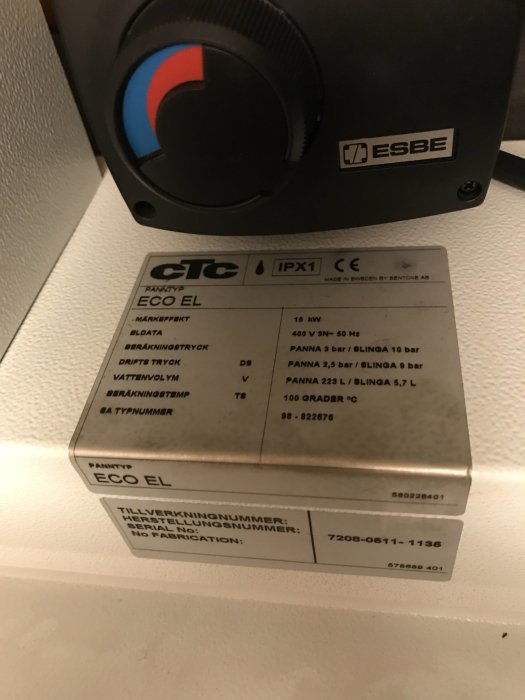 Termostatinställning på 25 grader med ESBE logotyp och typskylt för CTC Eco EL pannan.
