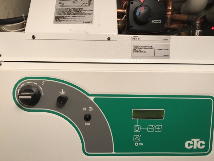 Panel av värmepump märkt "cTC" med kontrollknappar och display som visar 25 grader Celsius.