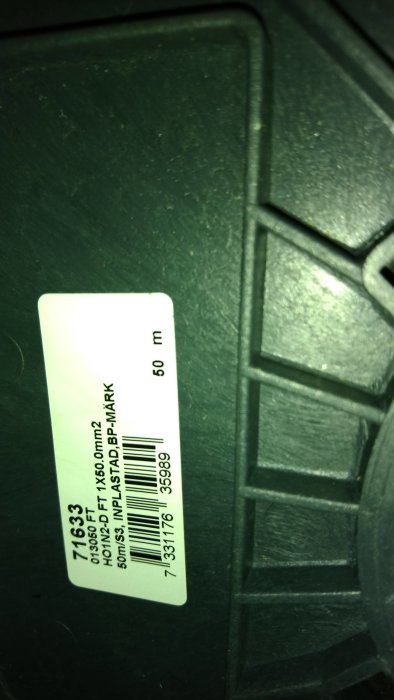 Etikett på rulle av 50mm2 kabel för elektrisk installation på en båt.