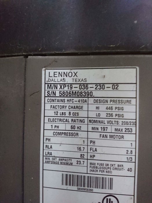 Etikett på en Lennox värmepump med modell- och serienummer samt tekniska specifikationer.