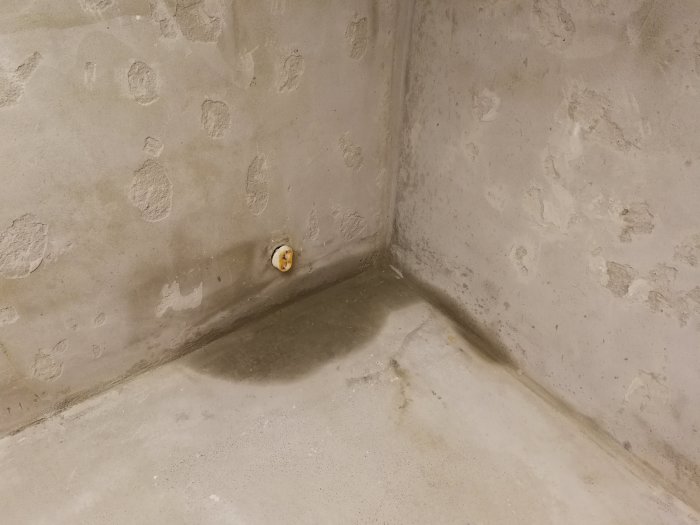 Fuktfläck i hörnet av ett källarförråd som varierar beroende på väder.