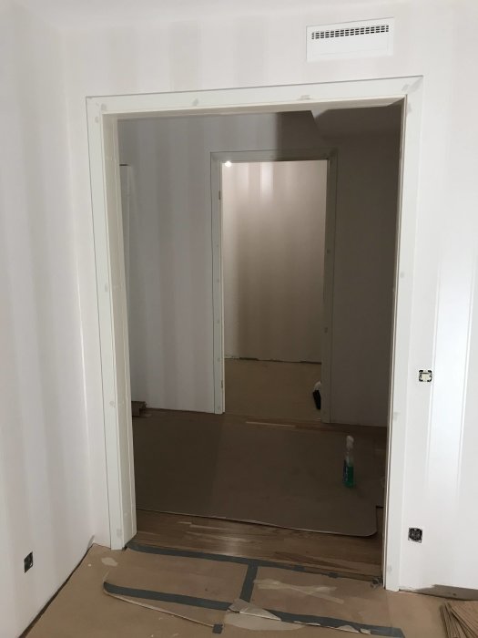 Renoverat rum med spacklade och slipade dörrfoder, ej målade väggar och installerade eluttag och strömbrytare.