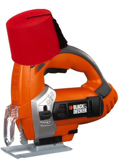 En Black & Decker sticksåg med en röd fez-hatt fotomontage ovanpå.