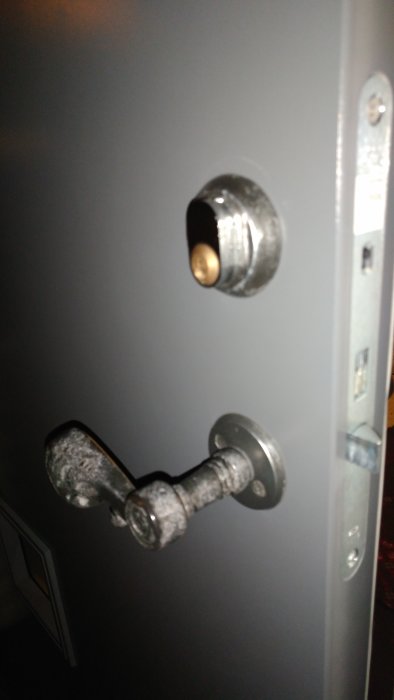 Närbild av ett fabriksmonterat ASSA 2002 lås, cylinder utan nyckel och handtag.