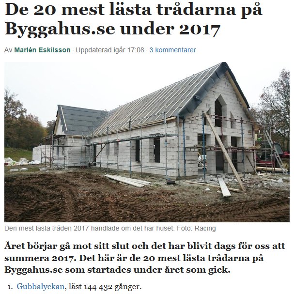 Pågående bygge av ett hus med oputsade tegelväggar och ett delvis täckt tak under en grå himmel.