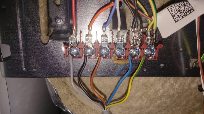 Elektrisk installation med kopplingar och kablar i en säkerhetsdos.