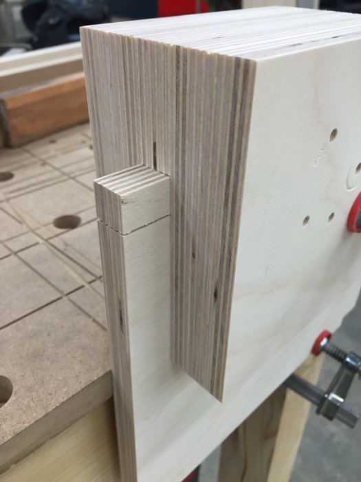 Gigg/stöd för japansåg, urtag i tillverkat hyllplan av plywood.