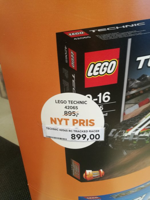 LEGO Technic förpackning på en hylla med en rea-etikett som visar nytt pris.