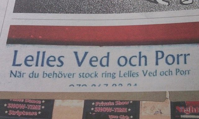 En skylt som läser "Lelles Ved och Porr" med texten "När du behöver stock ring Lelles Ved och Porr".