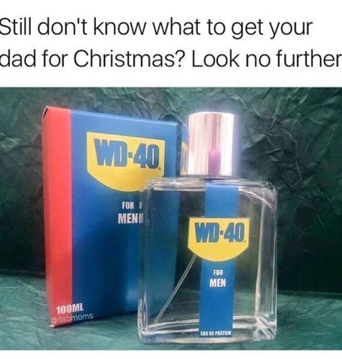 Flaska formad som WD-40 med texten "FOR MEN" och en parfymkartong, skämtsamt presenterad som julklapp.