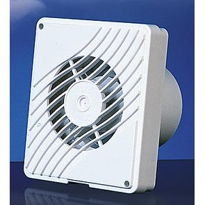 Vit väggmonterad köksfläkt av modellen PAX, med synliga ventilationsgaller och central fläktblad, avsedd för installation ovanför kylskåpet.