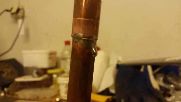 28mm kopparledning med synlig lödfog och överflödig lodd, i arbetsmiljö.