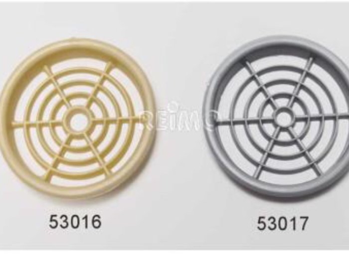 Två runda ventilationsgaller i olika färger med produktkoder.