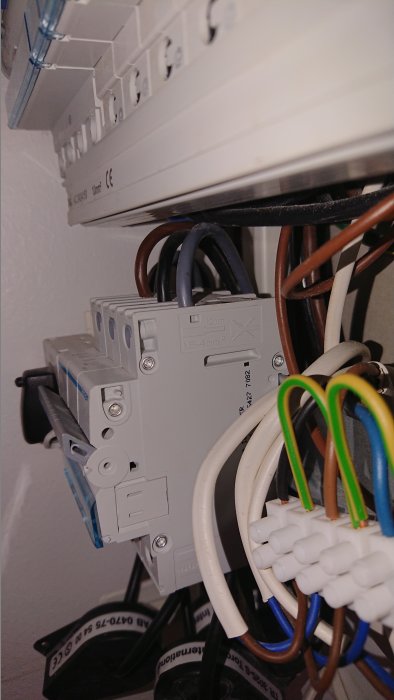 Elskåp med dvärgbrytare och kablar, inklusive en 6mm2 ledning och anslutna plintar.